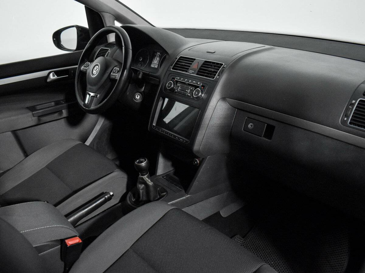 Volkswagen Touran с пробегом — 2010 год. Фото: #12
