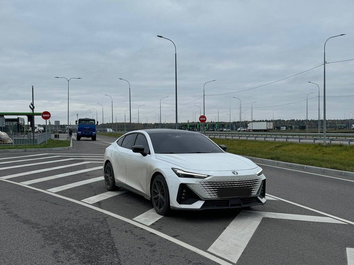 Changan UNI-V с пробегом — 2023 год. Фото: #3