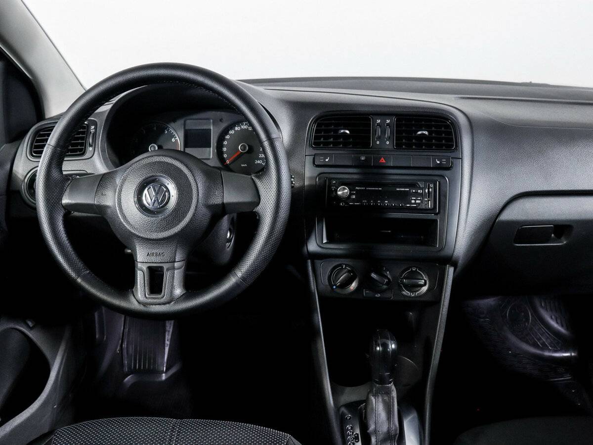 Volkswagen Polo с пробегом — 2011 год. Фото: #6
