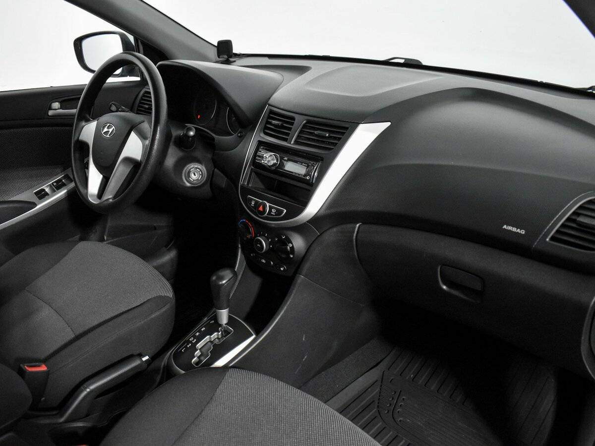 Hyundai Solaris с пробегом — 2011 год. Фото: #11