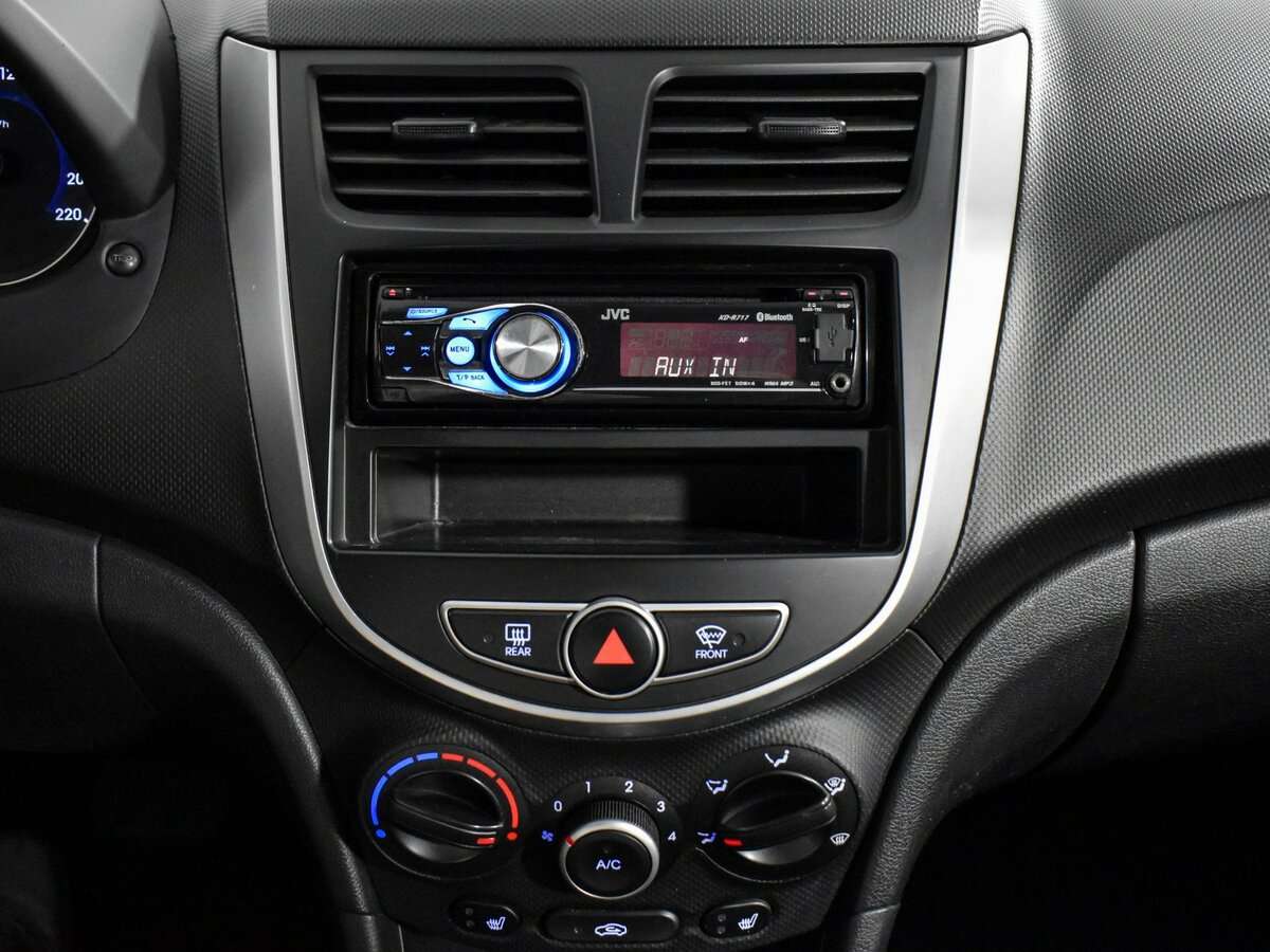 Hyundai Solaris с пробегом — 2011 год. Фото: #13