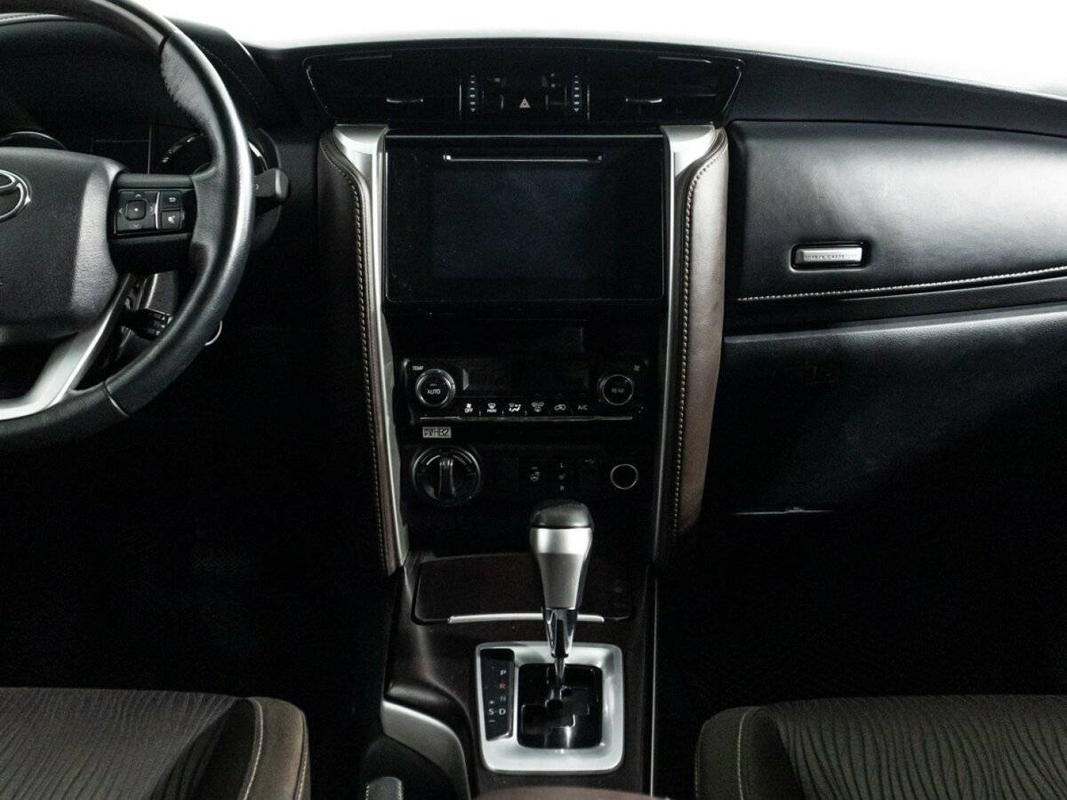 Toyota Fortuner с пробегом — 2017 год. Фото: #11
