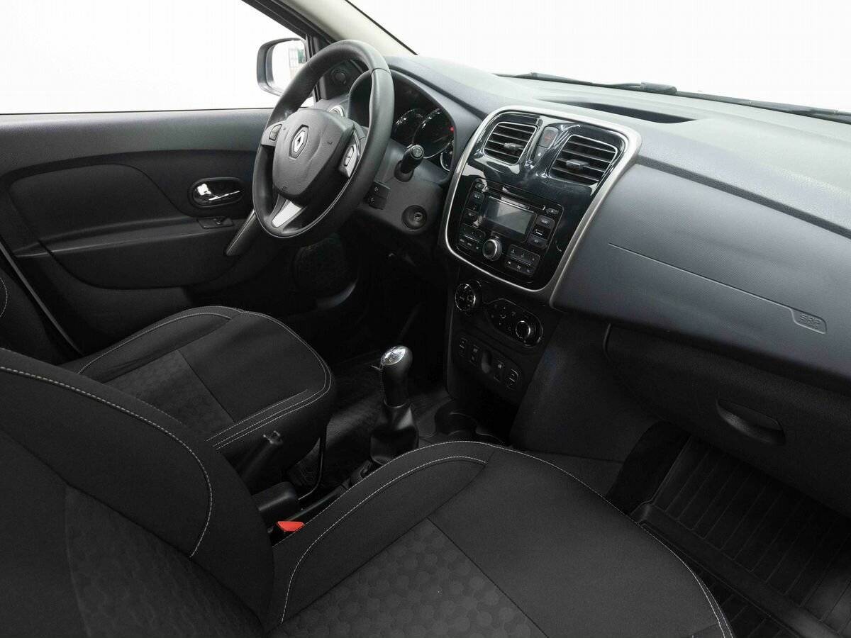 Renault Sandero с пробегом — 2016 год. Фото: #10