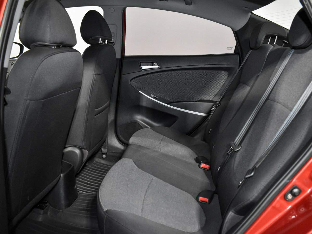 Hyundai Solaris с пробегом — 2012 год. Фото: #10