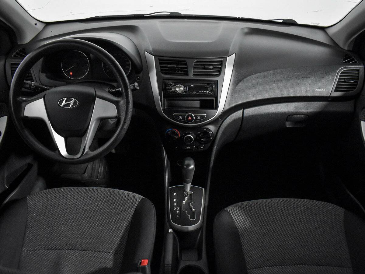 Hyundai Solaris с пробегом — 2012 год. Фото: #11