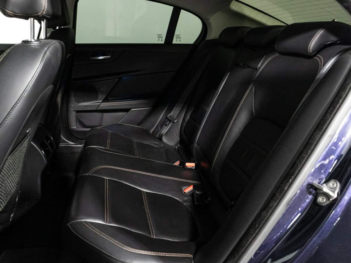 Jaguar XE с пробегом — 2016 год. Фото: #9