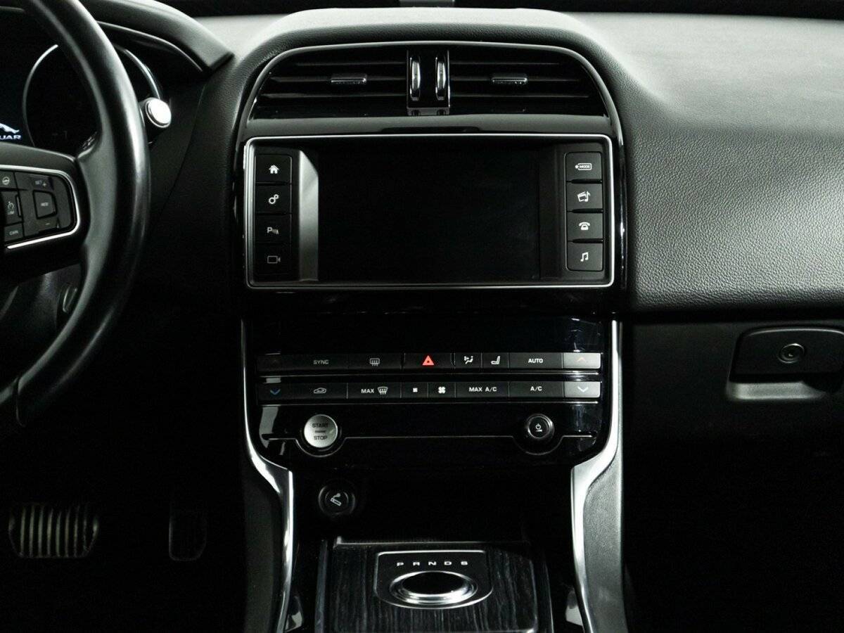 Jaguar XE с пробегом — 2016 год. Фото: #13