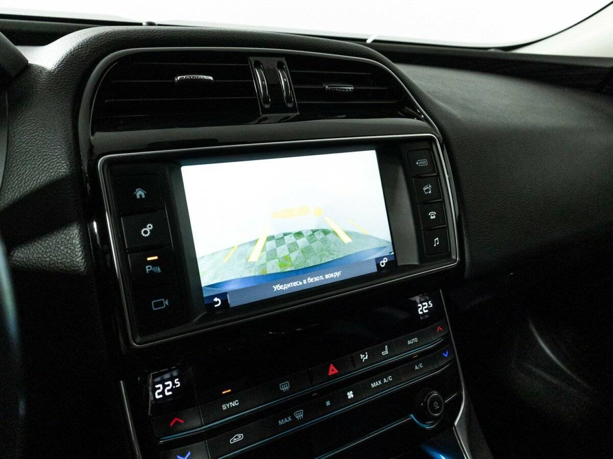 Jaguar XE с пробегом — 2016 год. Фото: #16