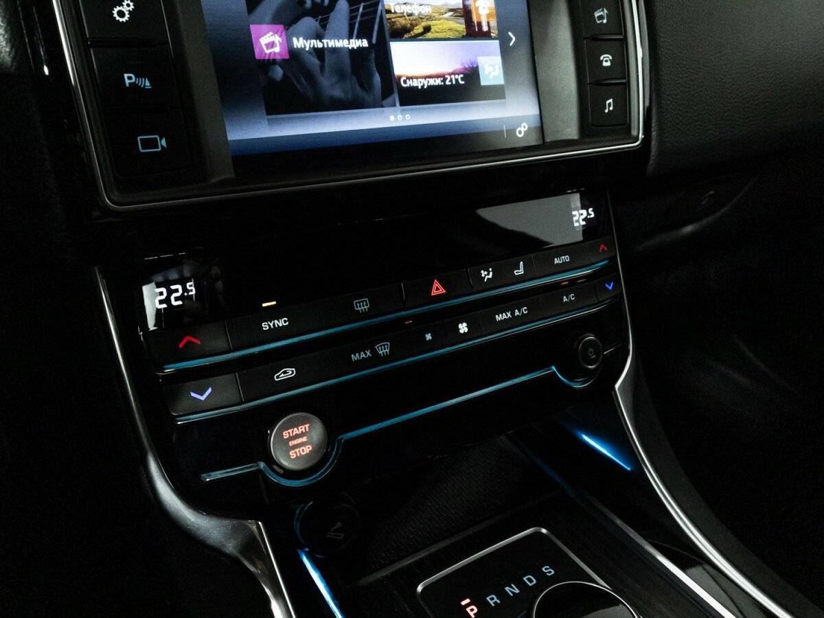 Jaguar XE с пробегом — 2016 год. Фото: #17