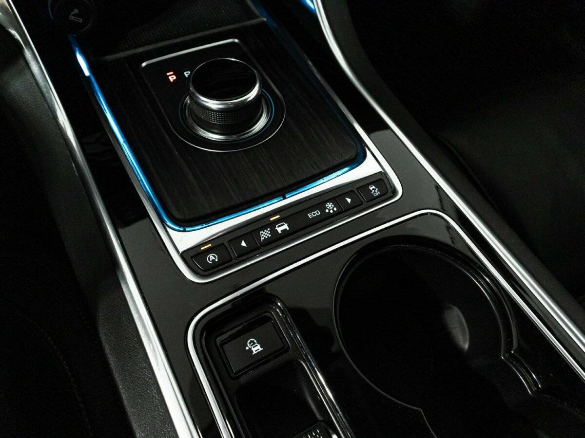 Jaguar XE с пробегом — 2016 год. Фото: #18