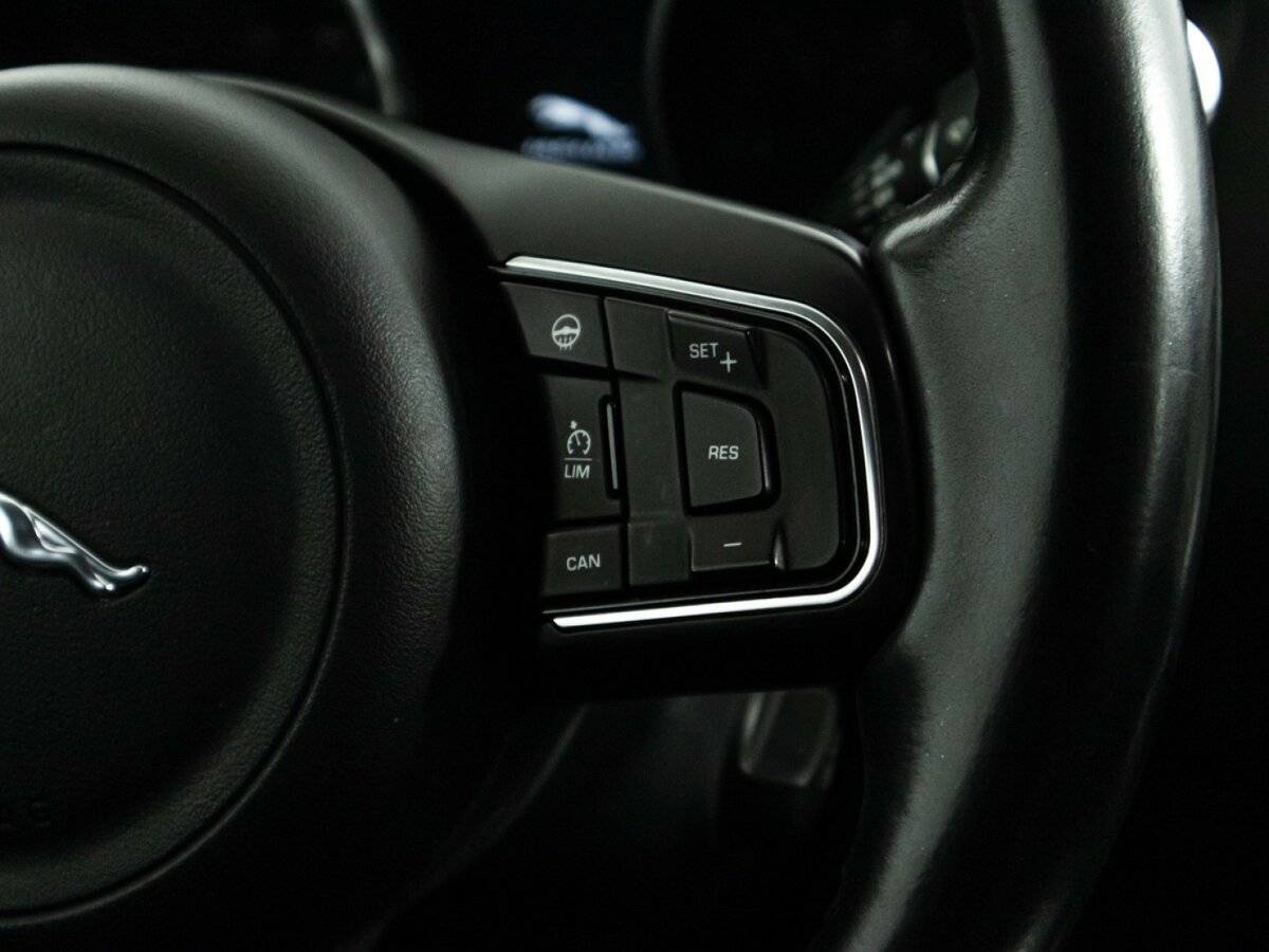 Jaguar XE с пробегом — 2016 год. Фото: #21