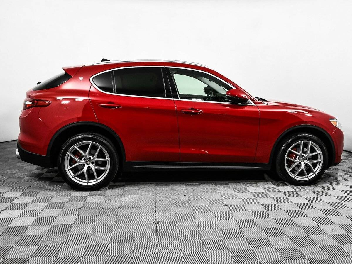 Alfa Romeo Stelvio с пробегом — 2017 год. Фото: #3