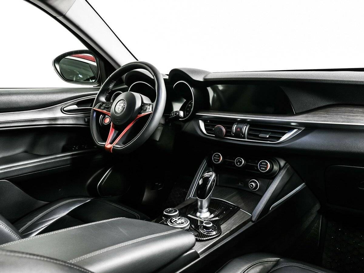Alfa Romeo Stelvio с пробегом — 2017 год. Фото: #8