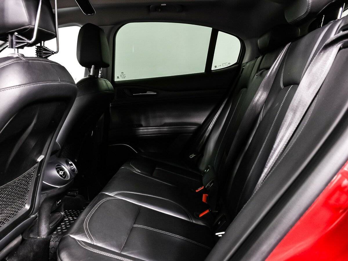 Alfa Romeo Stelvio с пробегом — 2017 год. Фото: #11