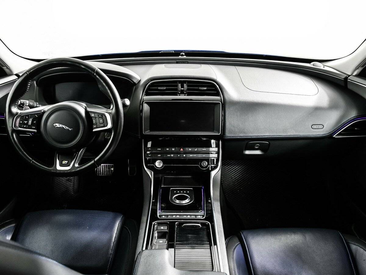 Jaguar XE с пробегом — 2018 год. Фото: #10