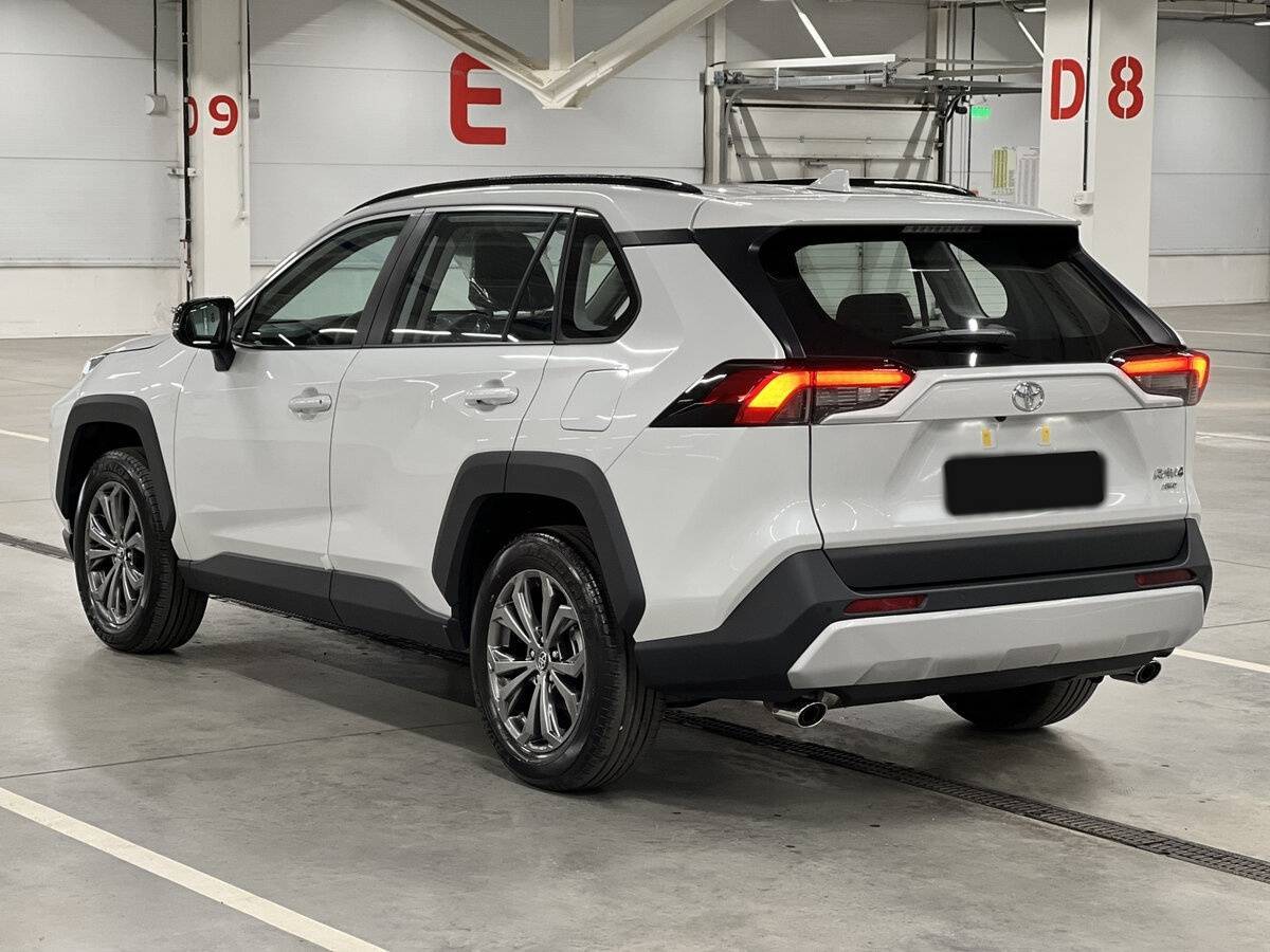 Toyota RAV4 с пробегом — 2024 год. Фото: #6
