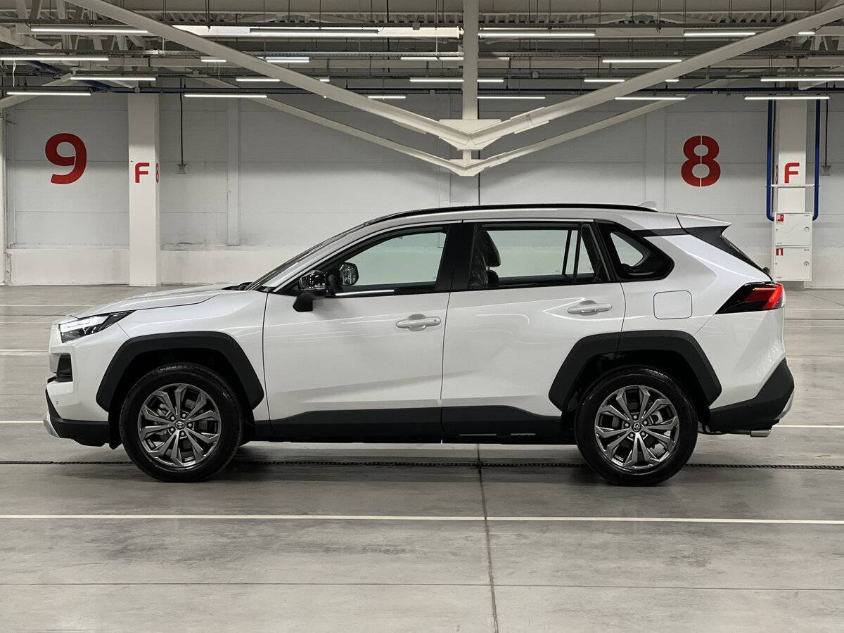 Toyota RAV4 с пробегом — 2024 год. Фото: #7