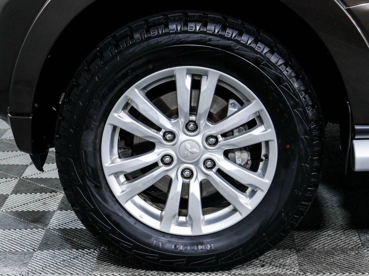 Mitsubishi Pajero с пробегом — 2017 год. Фото: #11