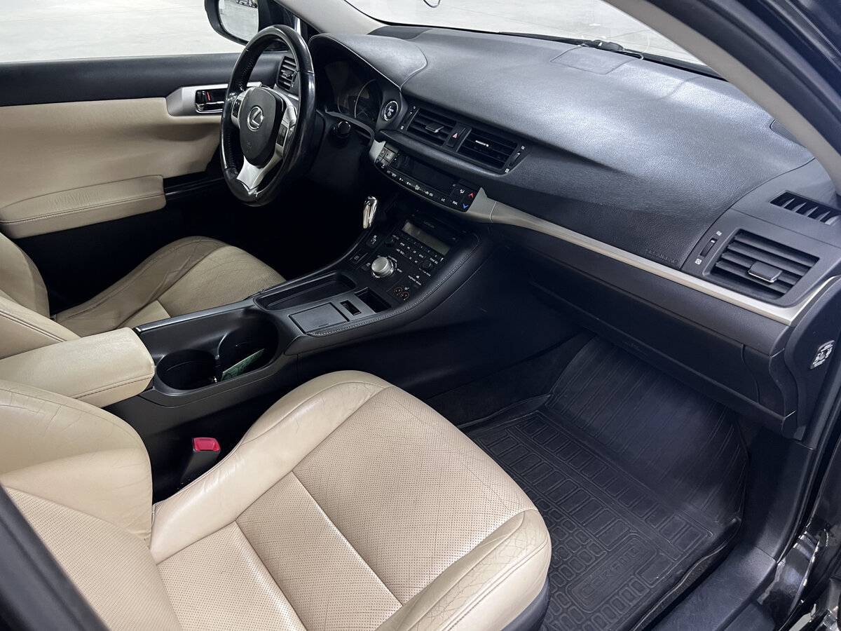 Lexus CT с пробегом — 2011 год. Фото: #10