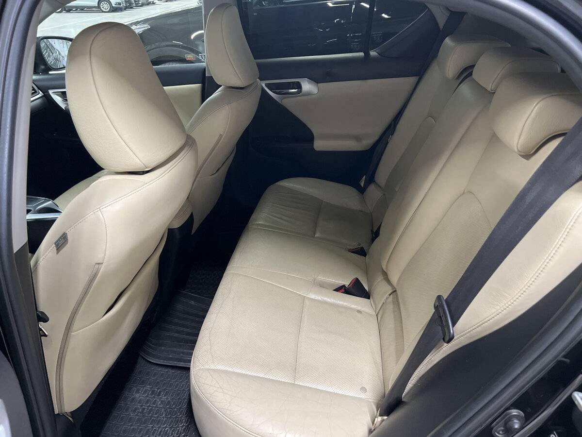 Lexus CT с пробегом — 2011 год. Фото: #11