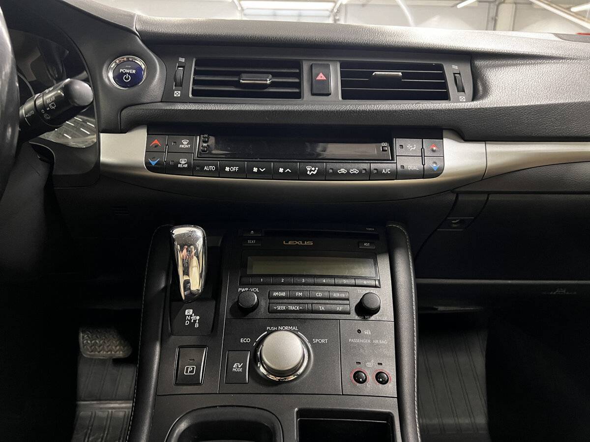 Lexus CT с пробегом — 2011 год. Фото: #14