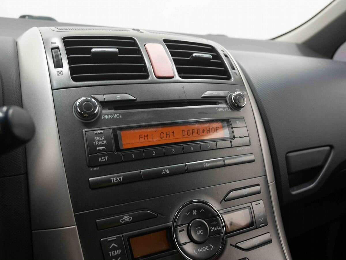 Toyota Auris с пробегом — 2008 год. Фото: #18