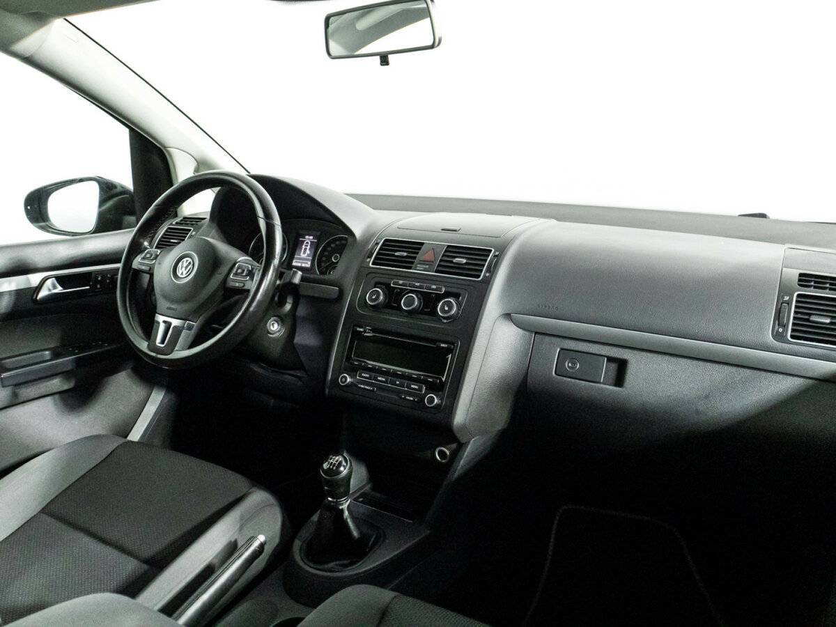 Volkswagen Touran с пробегом — 2012 год. Фото: #8