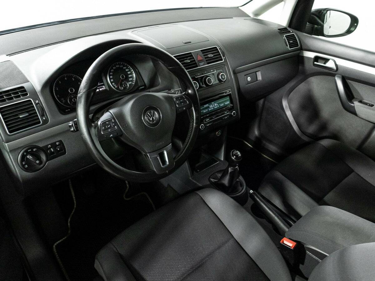 Volkswagen Touran с пробегом — 2012 год. Фото: #10