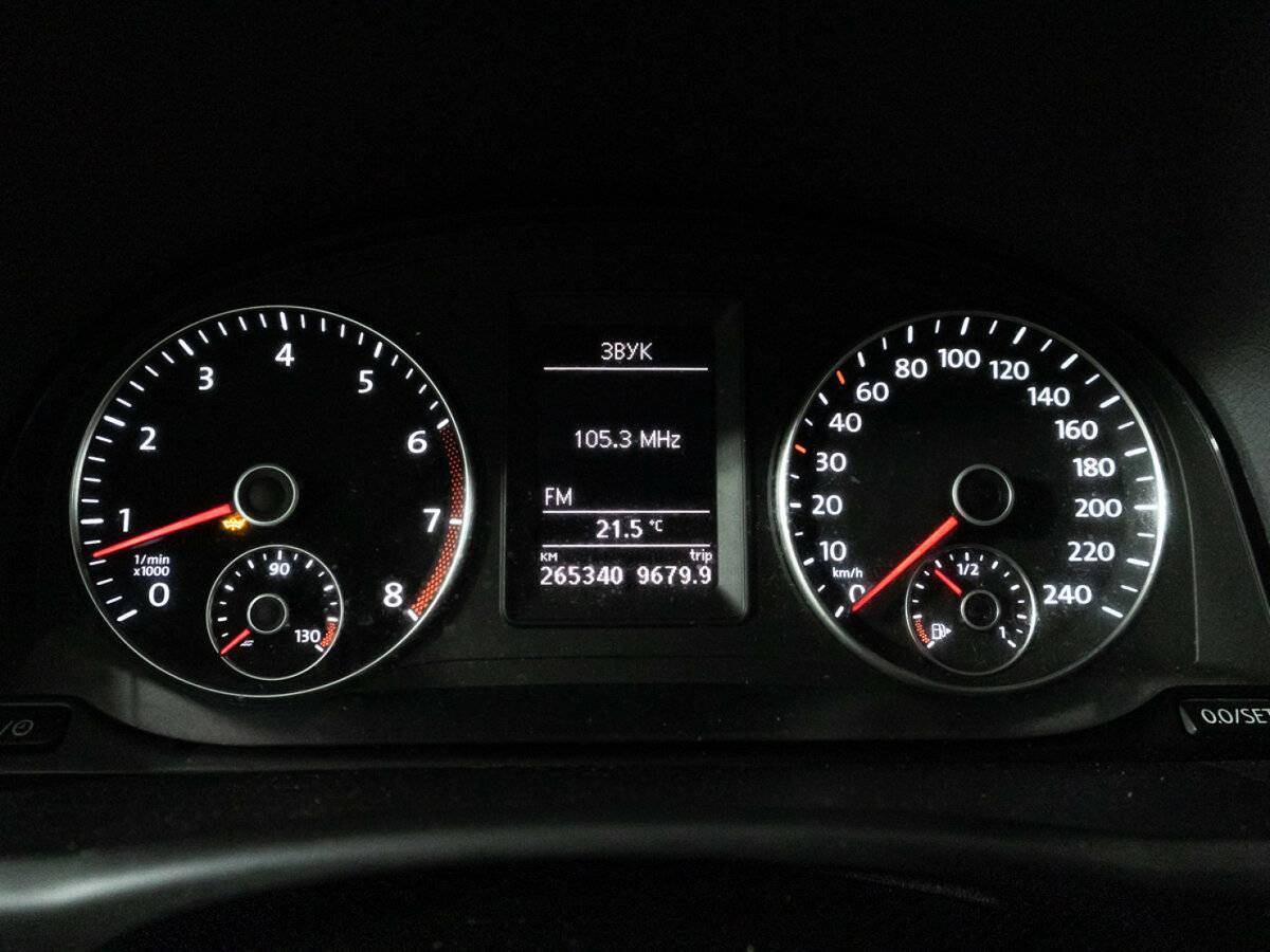 Volkswagen Touran с пробегом — 2012 год. Фото: #11