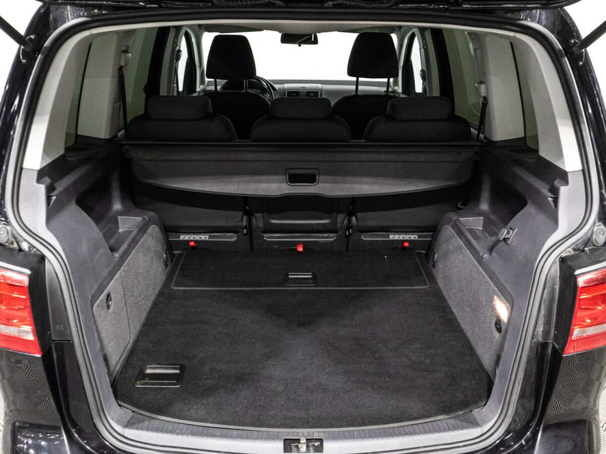 Volkswagen Touran с пробегом — 2012 год. Фото: #14