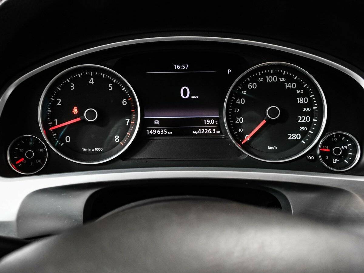 Volkswagen Touareg с пробегом — 2015 год. Фото: #9