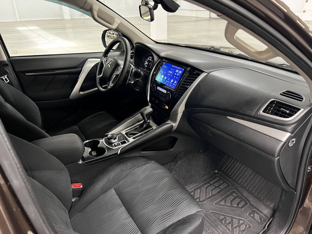 Mitsubishi Pajero Sport с пробегом — 2018 год. Фото: #9