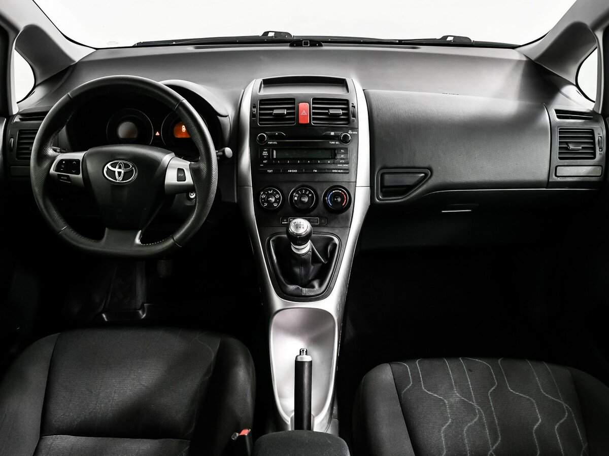 Toyota Auris с пробегом — 2011 год. Фото: #10