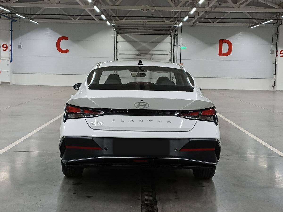 Hyundai Elantra с пробегом — 2023 год. Фото: #5