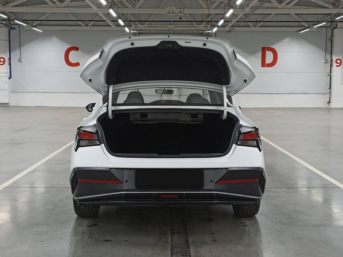 Hyundai Elantra с пробегом — 2023 год. Фото: #9