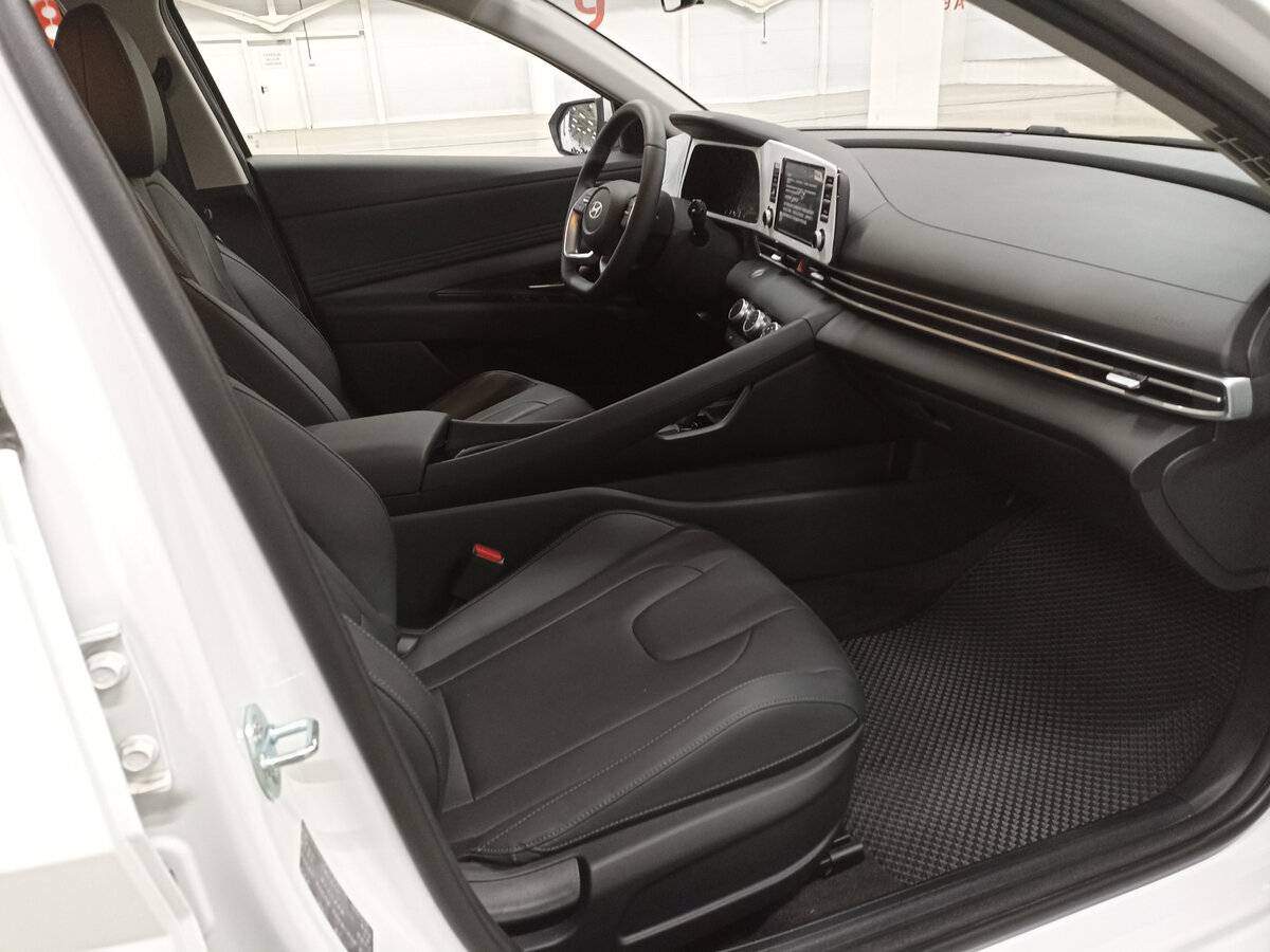 Hyundai Elantra с пробегом — 2023 год. Фото: #10