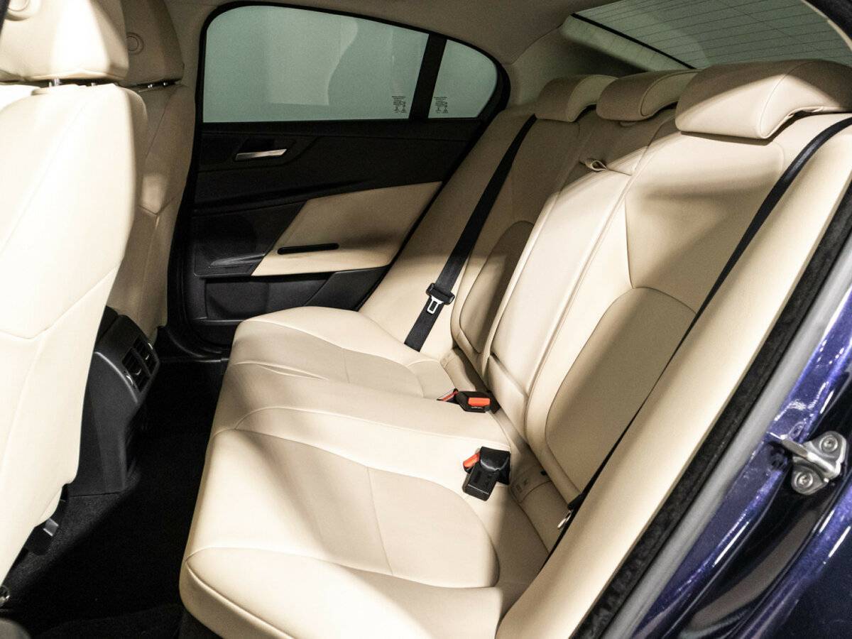 Jaguar XE с пробегом — 2016 год. Фото: #9