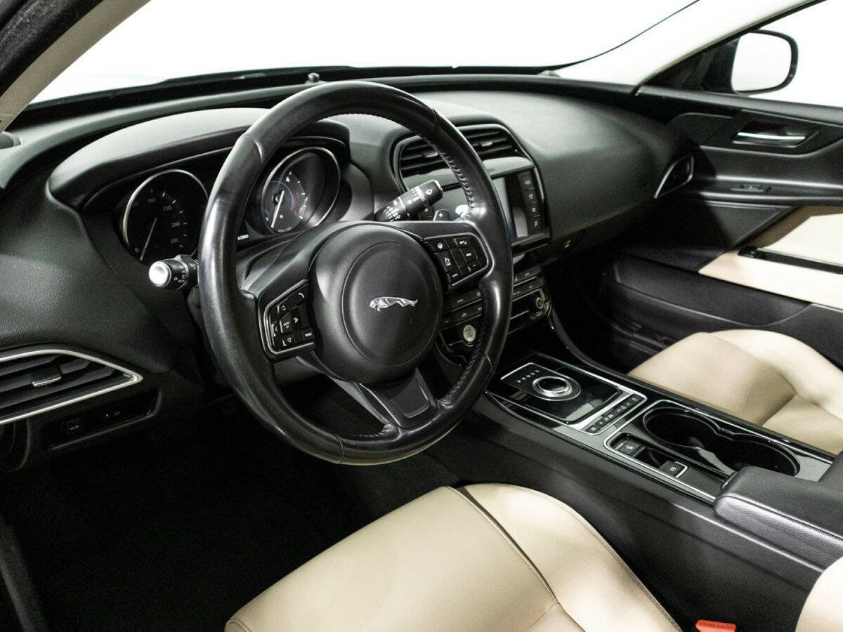 Jaguar XE с пробегом — 2016 год. Фото: #10