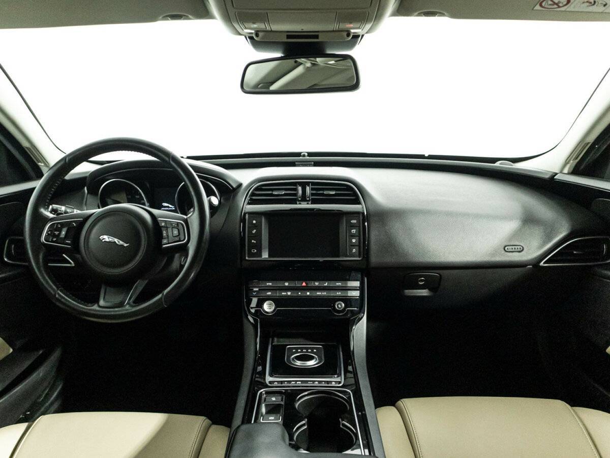 Jaguar XE с пробегом — 2016 год. Фото: #12