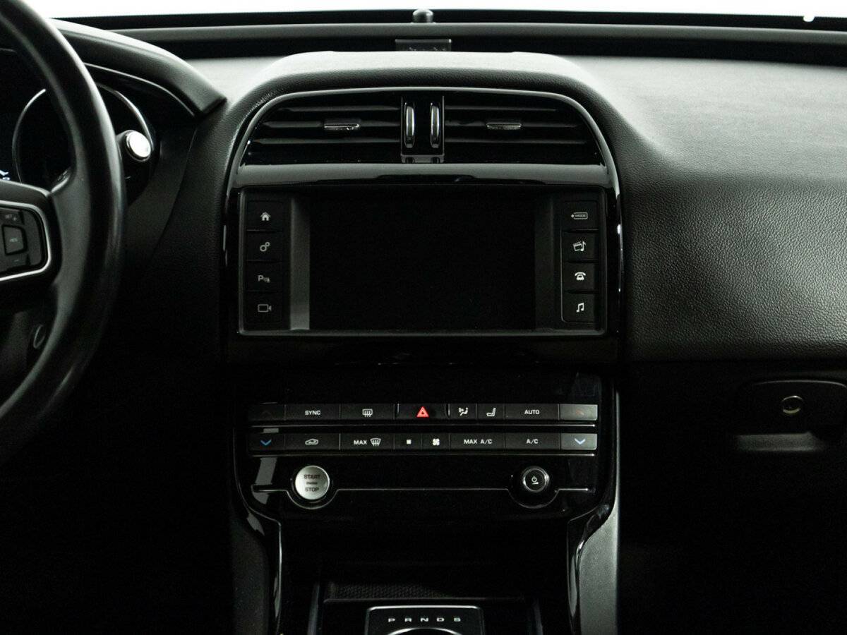 Jaguar XE с пробегом — 2016 год. Фото: #13