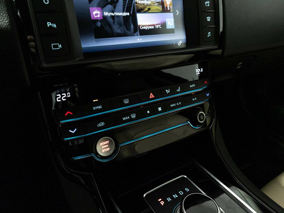 Jaguar XE с пробегом — 2016 год. Фото: #16