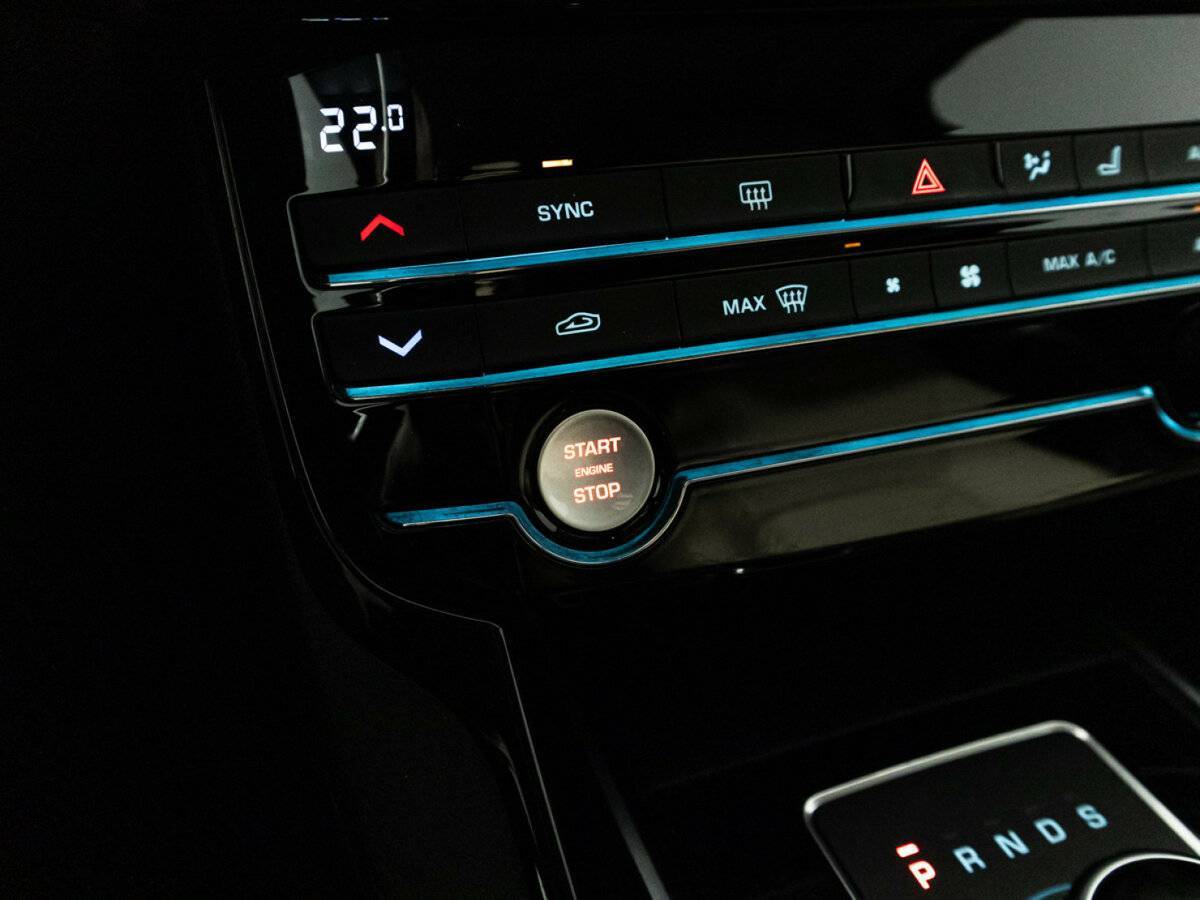 Jaguar XE с пробегом — 2016 год. Фото: #17