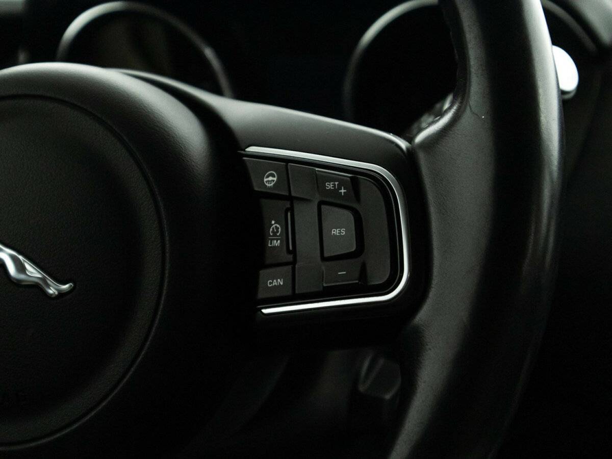 Jaguar XE с пробегом — 2016 год. Фото: #19