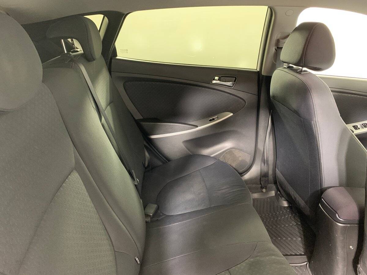 Hyundai Solaris с пробегом — 2013 год. Фото: #16