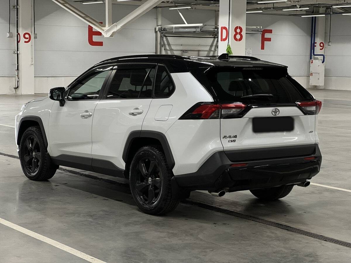 Toyota RAV4 с пробегом — 2021 год. Фото: #6