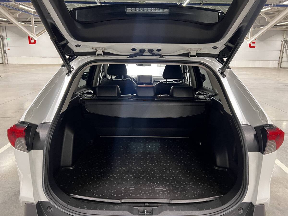 Toyota RAV4 с пробегом — 2021 год. Фото: #9