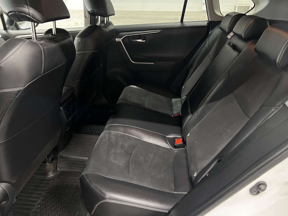 Toyota RAV4 с пробегом — 2021 год. Фото: #11