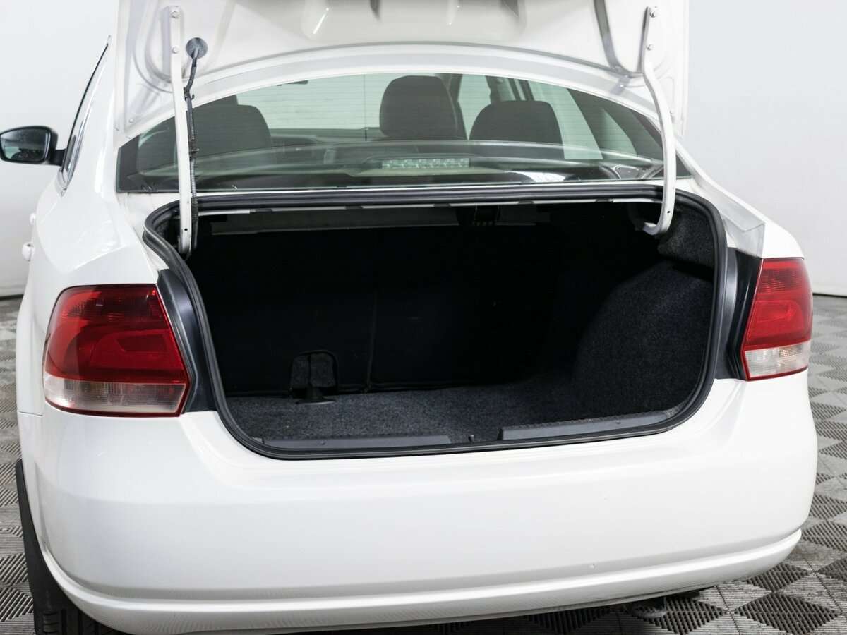 Volkswagen Polo с пробегом — 2011 год. Фото: #6