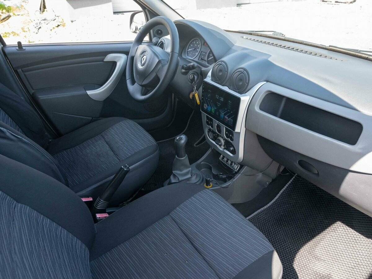 Renault Logan с пробегом — 2010 год. Фото: #11