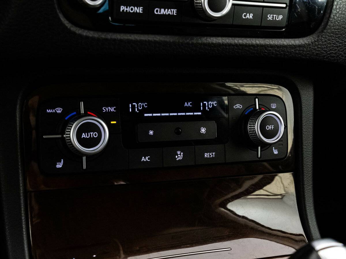 Volkswagen Touareg с пробегом — 2015 год. Фото: #14